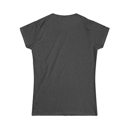 Minimal Line Art Female Face Tee | Fashion Portrait ShirtTricou Damă Softstyle Premium 100% Bumbac – Tricou Feminin Modern cu Design Elegant și Confort Premium